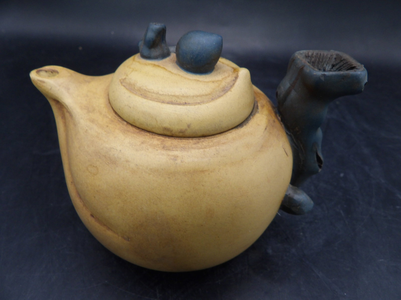 Chinese Yixing teapot signed Jiang Rong: 4.3 inches length. We will inhouse ship items to you very affordable and efficient. Select self-arrange shipping.