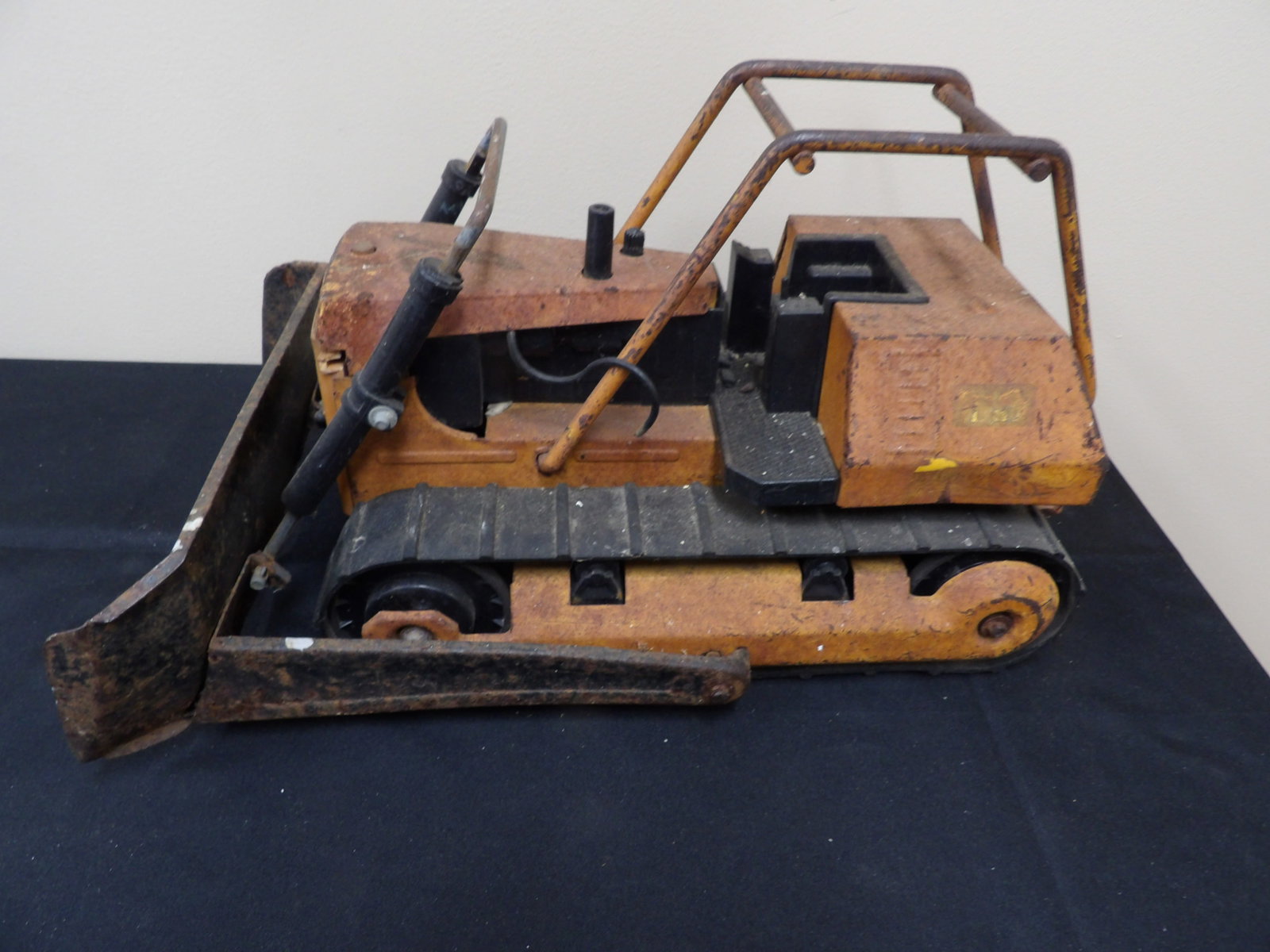 1970s vintage pressed steel Tonka mighty T-9 bulldozer toy probably model 3907: 16.5 inches length. We will inhouse ship items to you very affordable and efficient. Select self-arrange shipping.