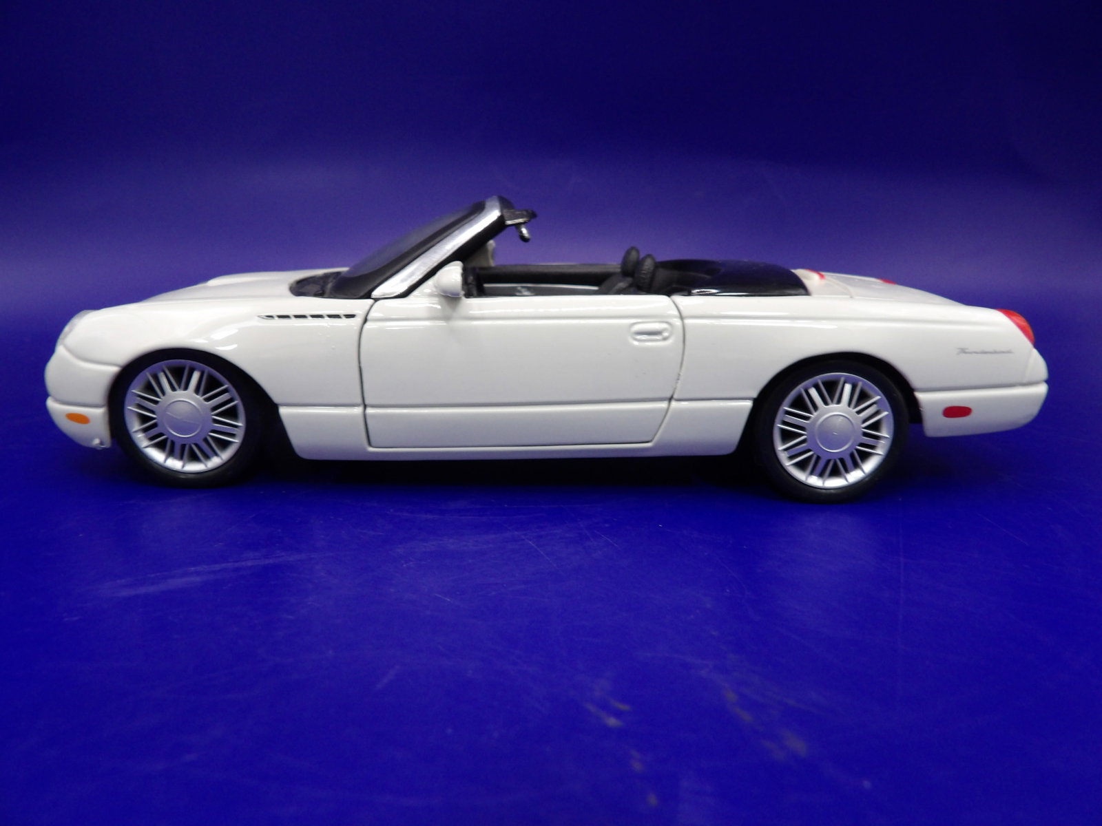 Maisto 1:25 Thunderbird - 7