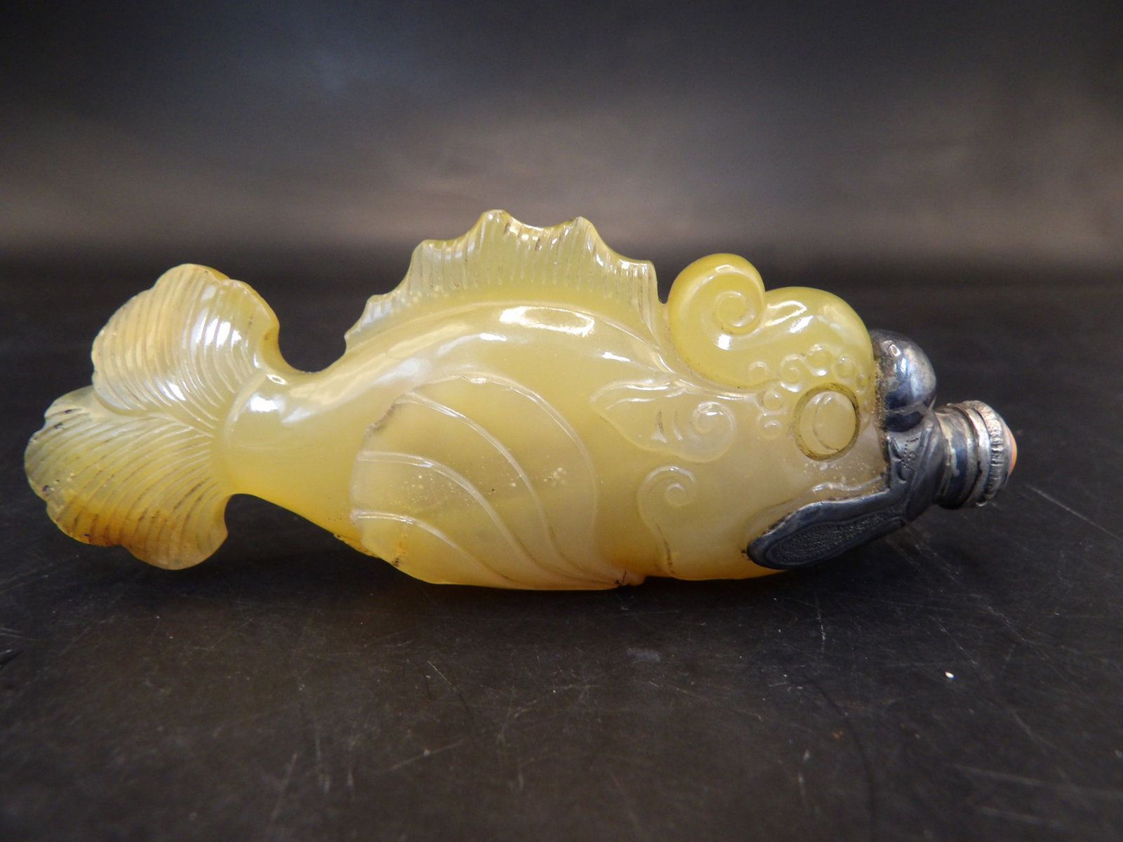 Chinese fine carved agate fish shaped snuff bottle with silver mount and spoon: 3.4 inches length.