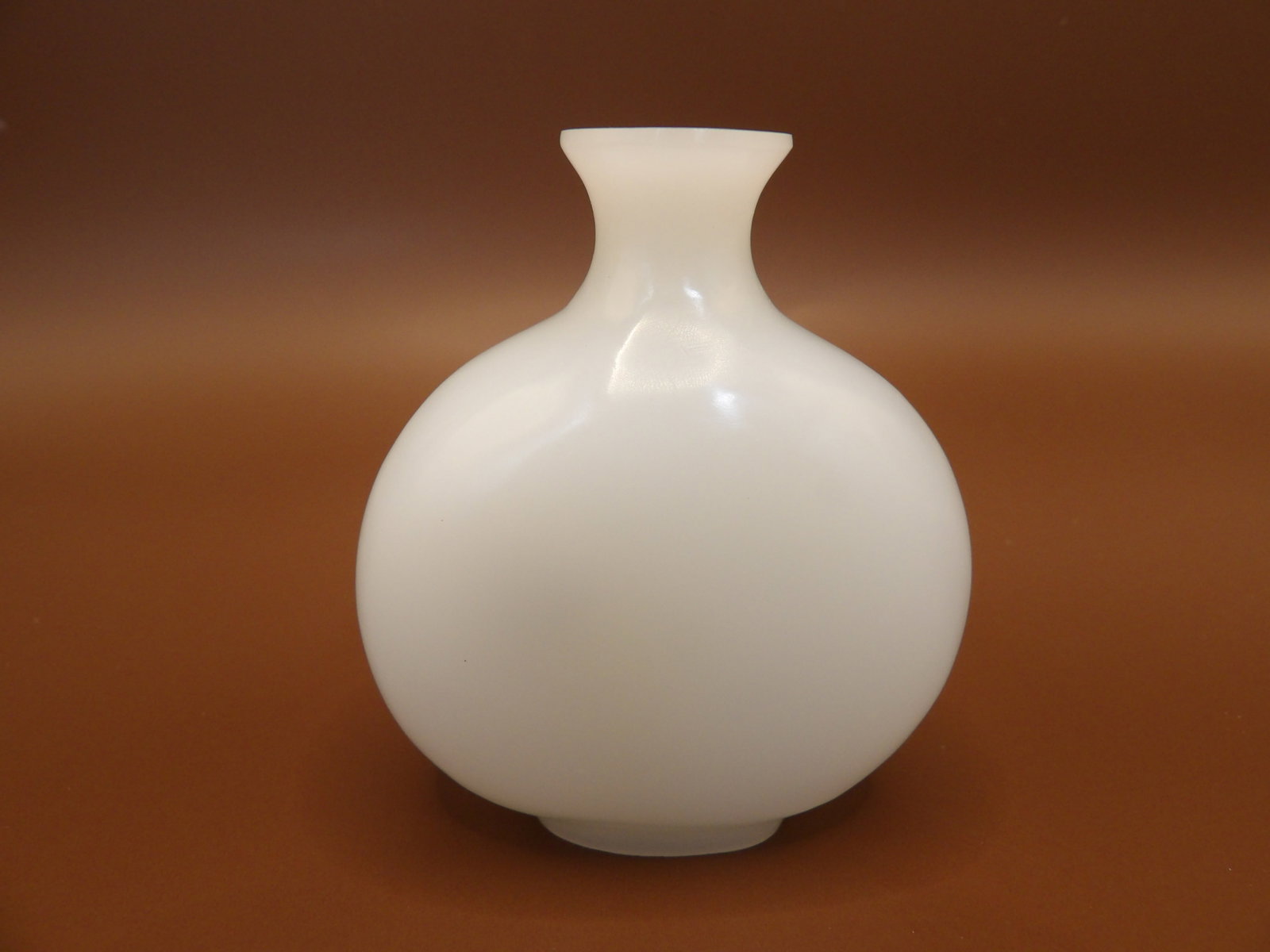 Chinese antique milky glass snuff bottle: 2.3 inches height.
