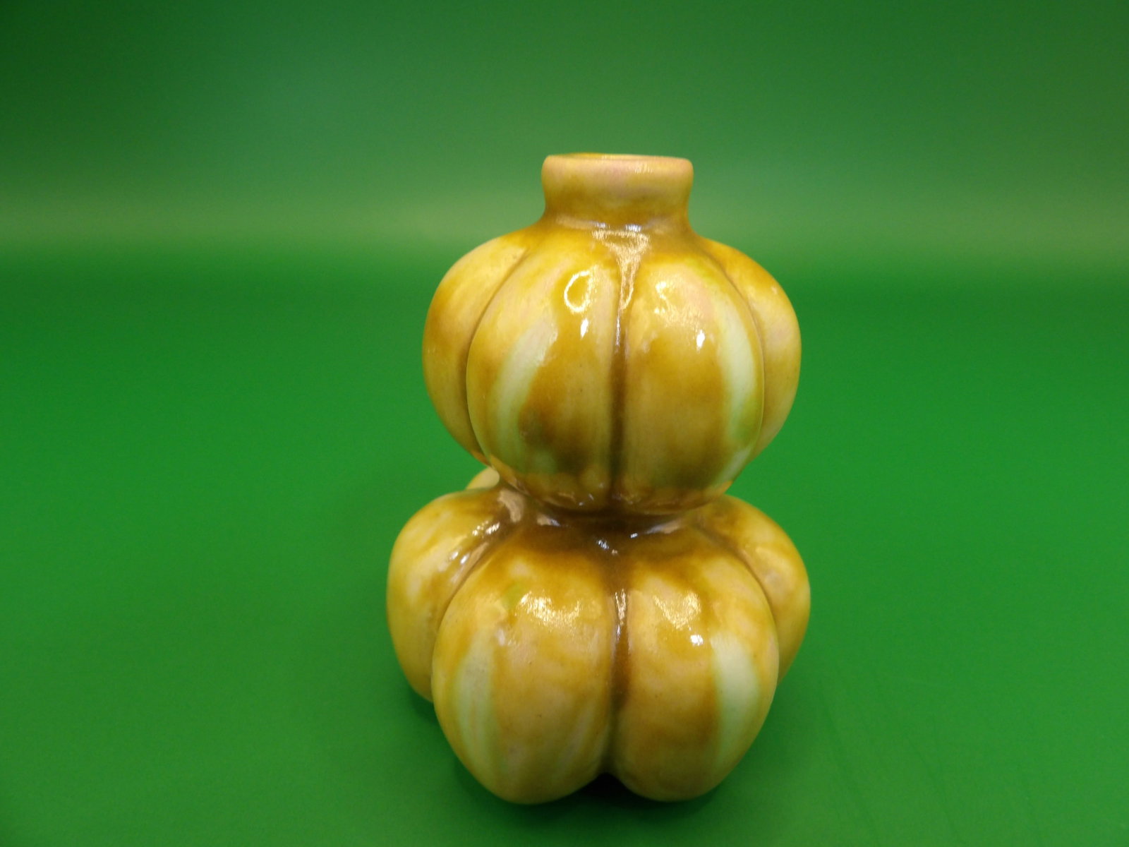 antique Chinese gourd shaped porcelain snuff bottle: 2 inches height.