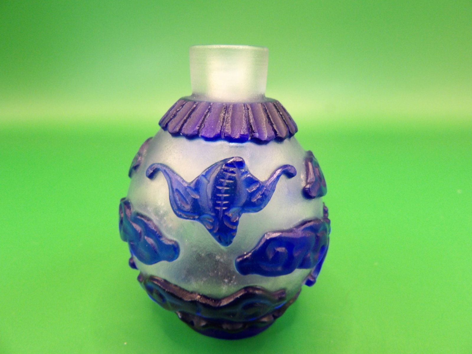 Chinese overlay glass snuff bottle with clouds motif (1 of 5)