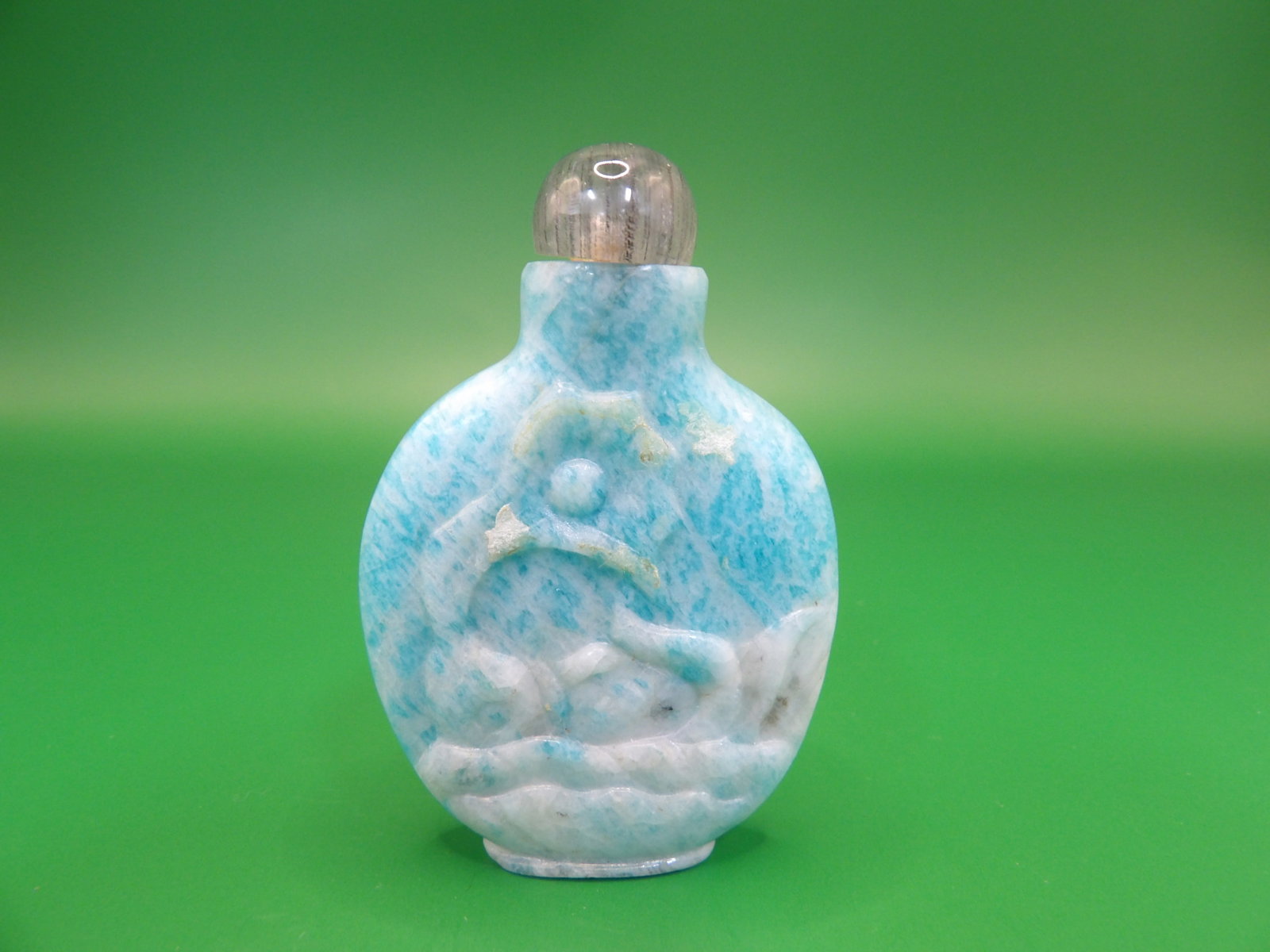 fine carved Chinese stone snuff bottle with hair crystal stopper: 2.2 inches height.
