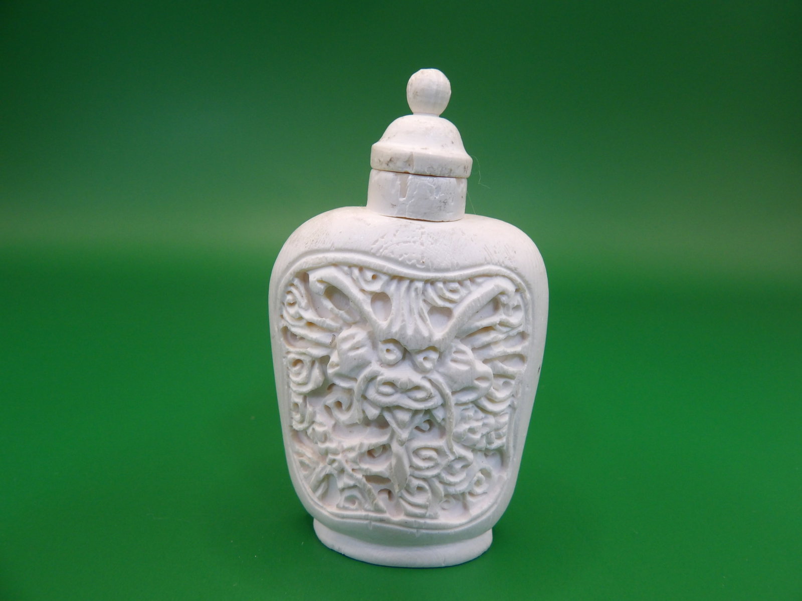 antique Chinese carved dragon motif snuff bottle: 2.4 inches height. No international shipping.