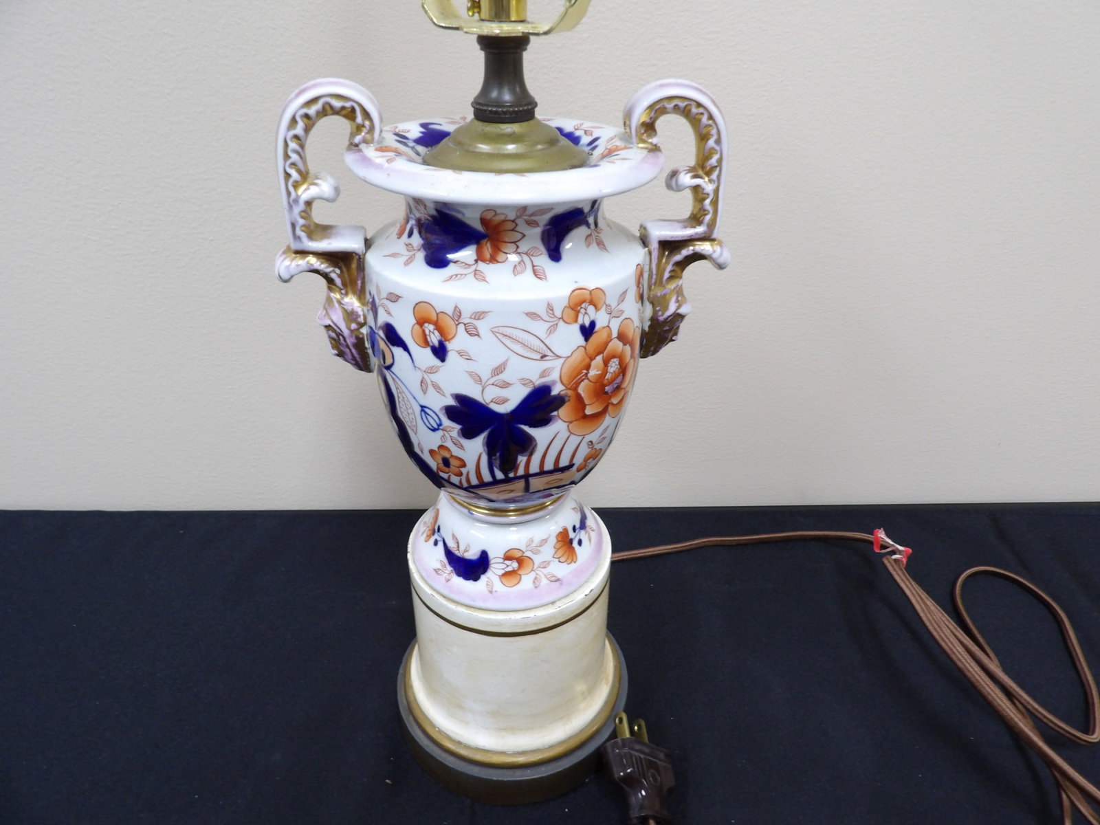 Japanese hand painted Imari style porcelain lamp: 21.7 inches height. We will inhouse ship items to you very affordable and efficient. Select self-arrange shipping.