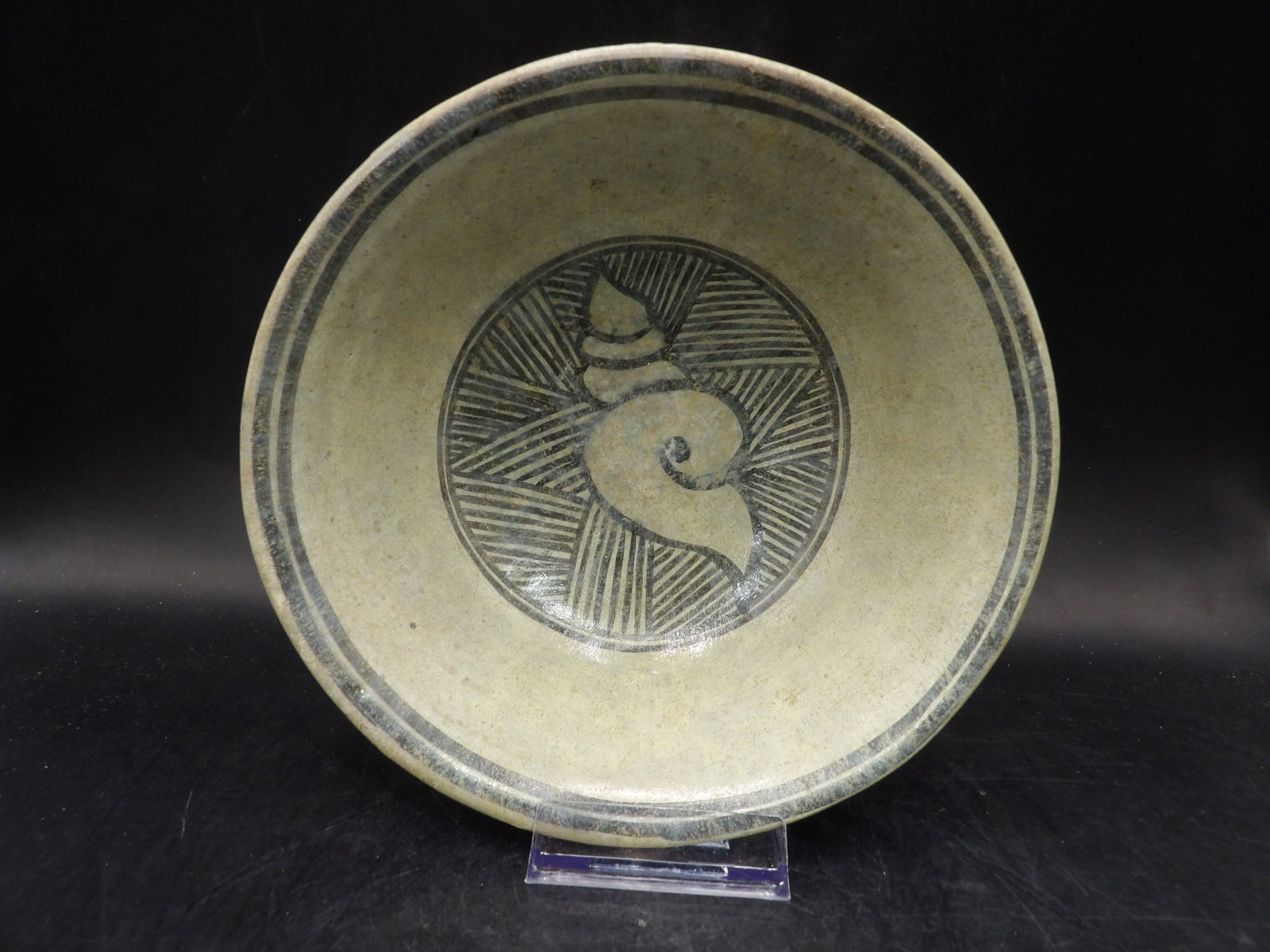 14th or 15th century antique Thai Kalong stoneware bowl with underglaze blue decoration (1 of 9)