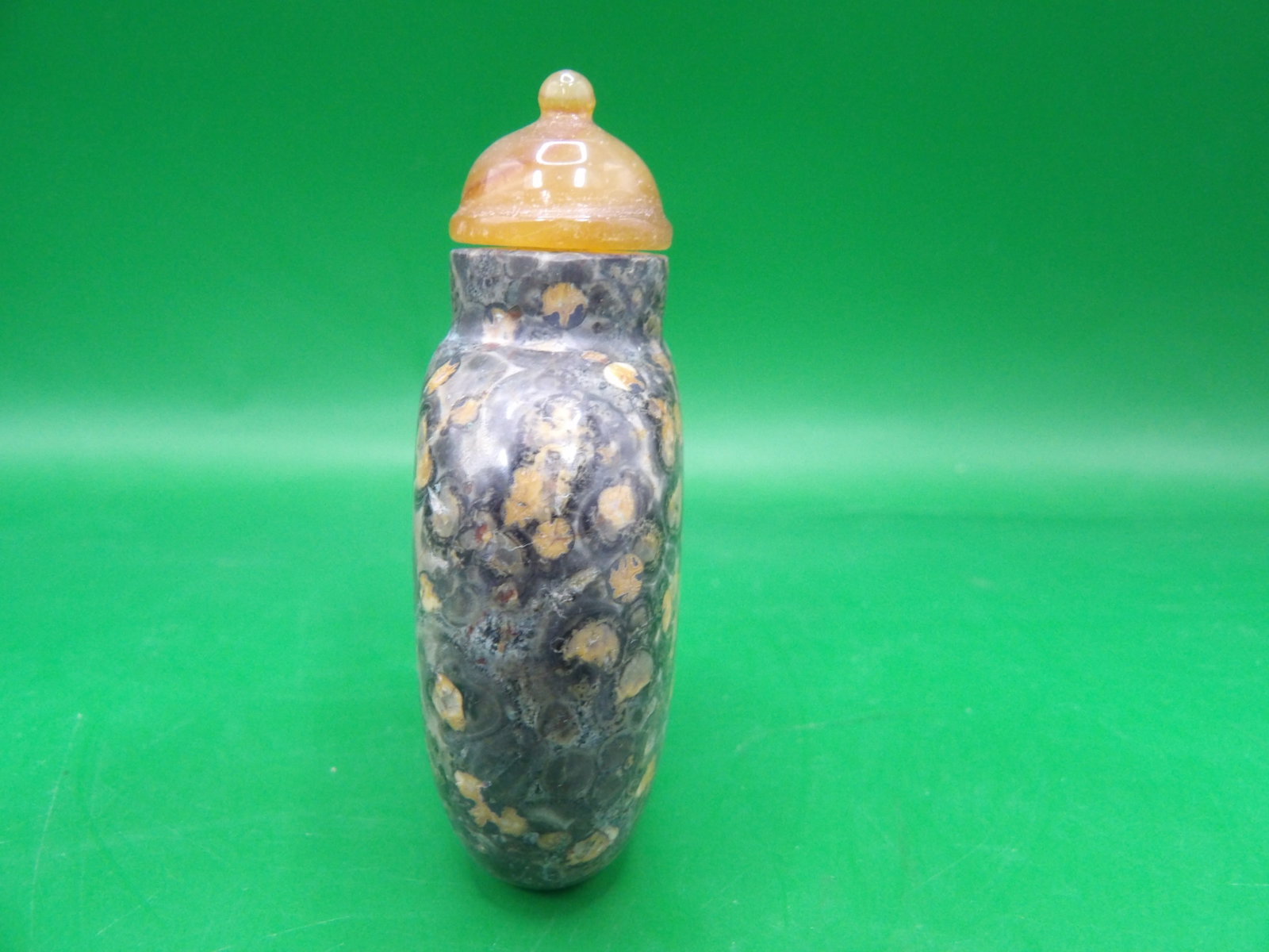 Chinese carved pudding stone snuff bottle - 2
