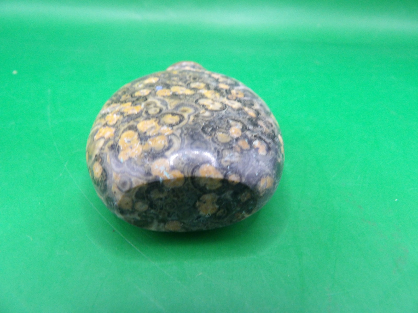 Chinese carved pudding stone snuff bottle - 3