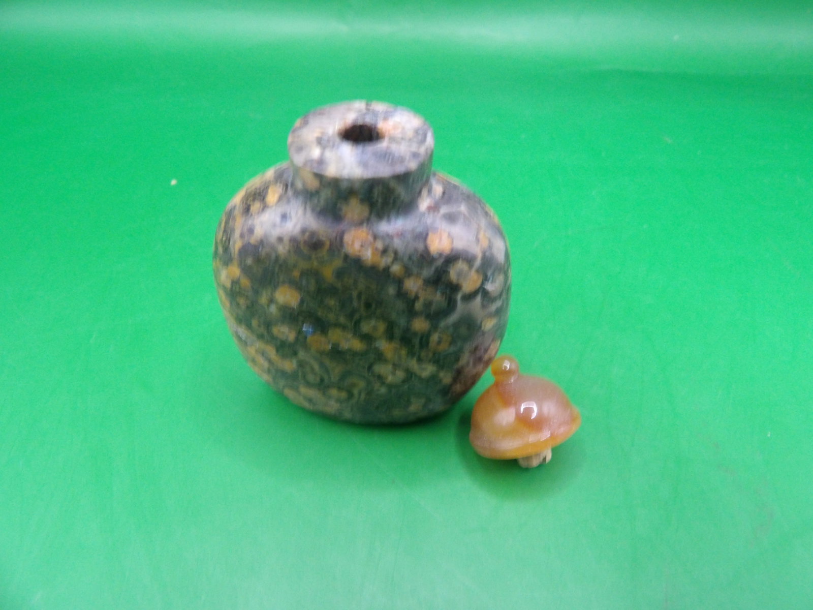 Chinese carved pudding stone snuff bottle - 4