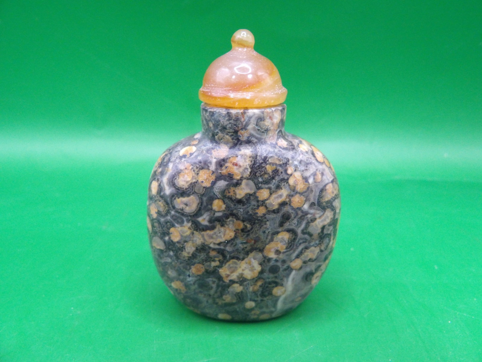 Chinese carved pudding stone snuff bottle - 5