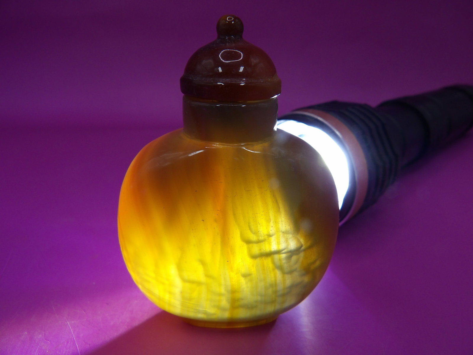 well hollowed Chinese carved agate snuff bottle: 2.5 inches height.