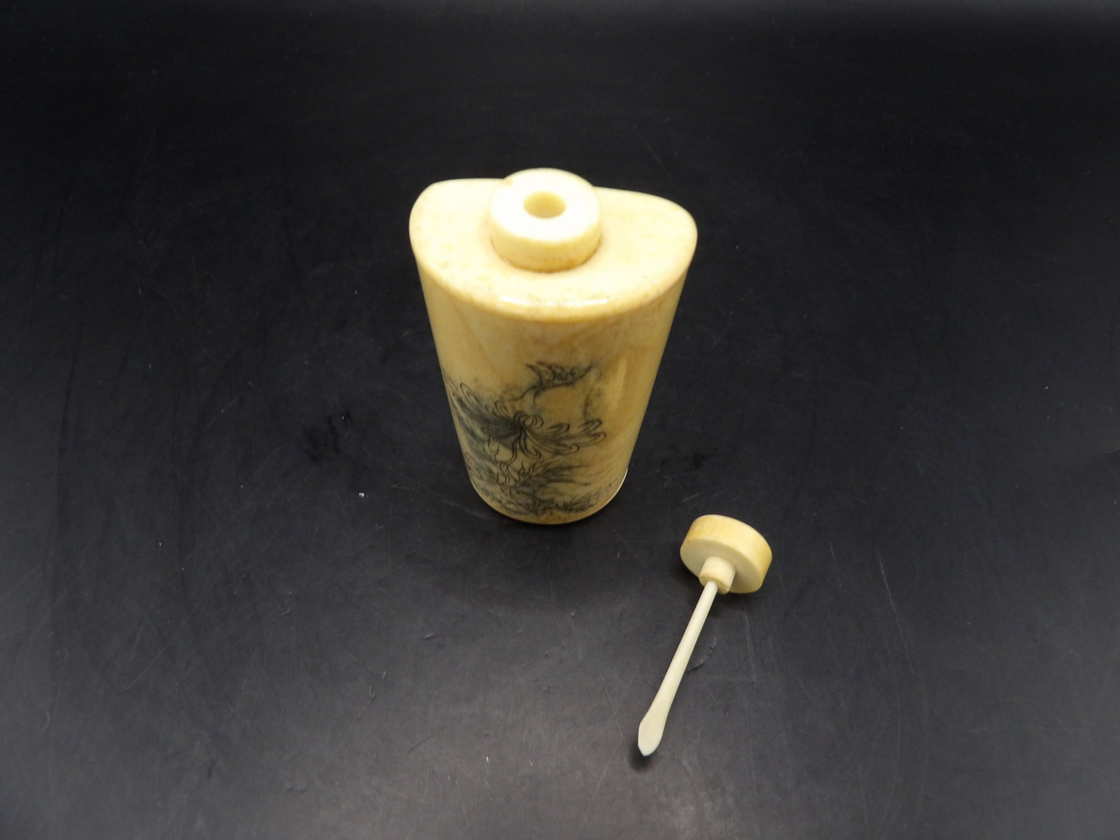 Chinese carved bone snuff bottle - 4