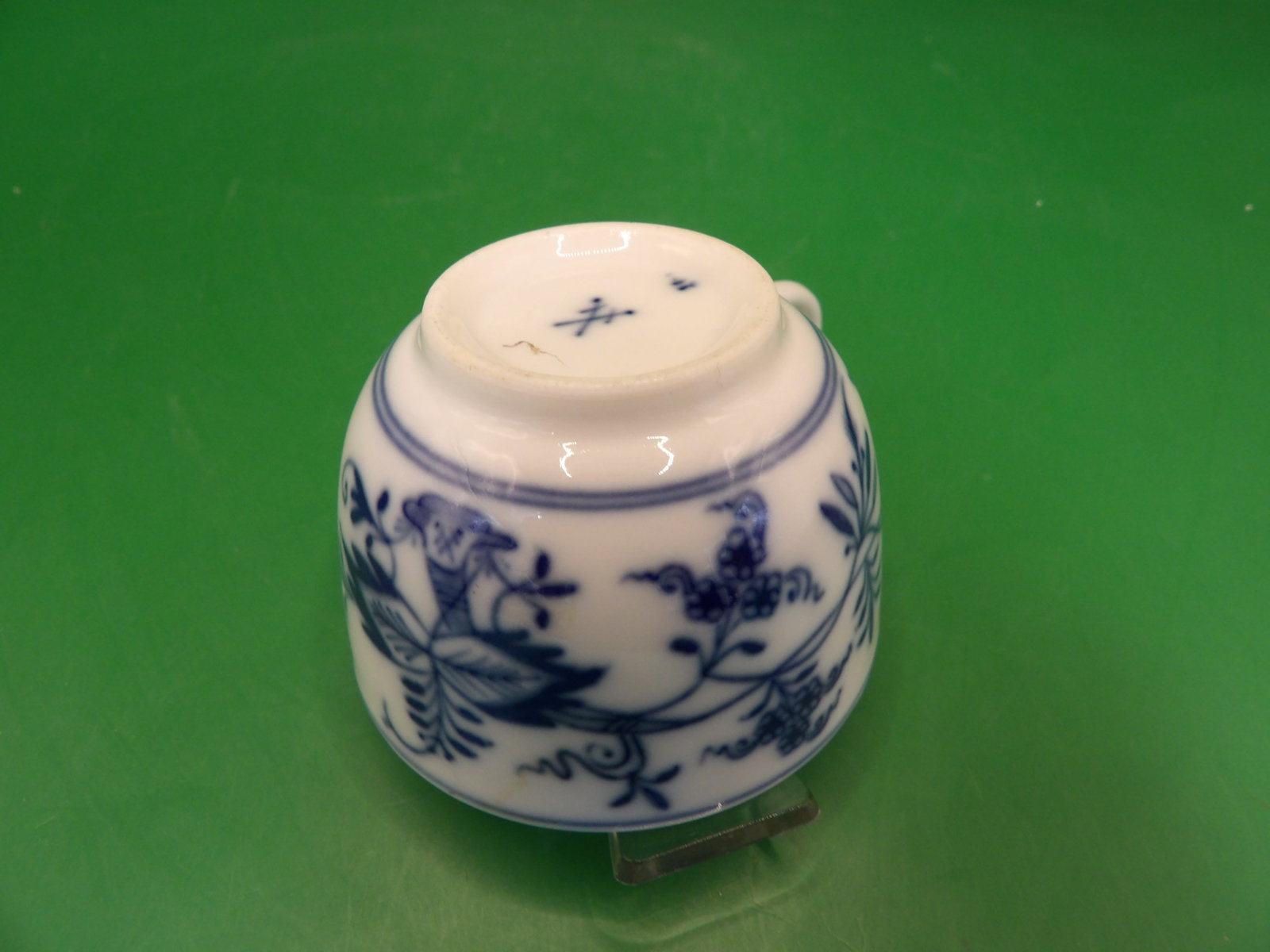 antique Meissen porcelain tea cup with blue onion pattern: 1.4 inches height.