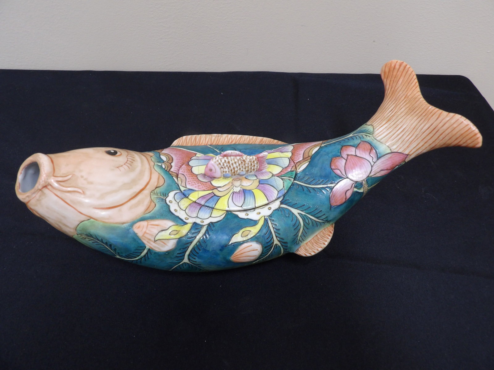 Chinese koi fish shaped teapot? with hand painted lotus and raised fish motif: 12 inches length. Probably a teapot. We will inhouse ship items to you very affordable and efficient. Select self-arrange shipping.