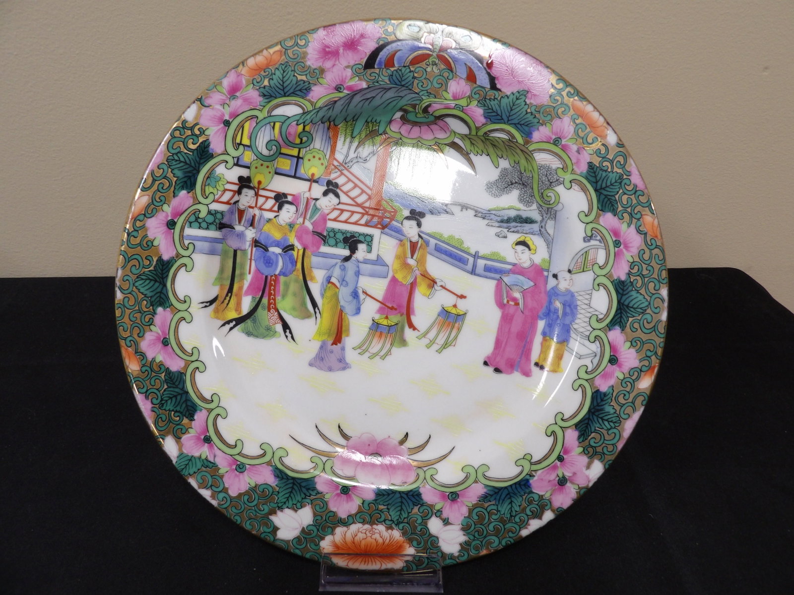 Chinese famille rose porcelain large plate with Qing dynasty Qianlong mark: 10.5 inches diameter.