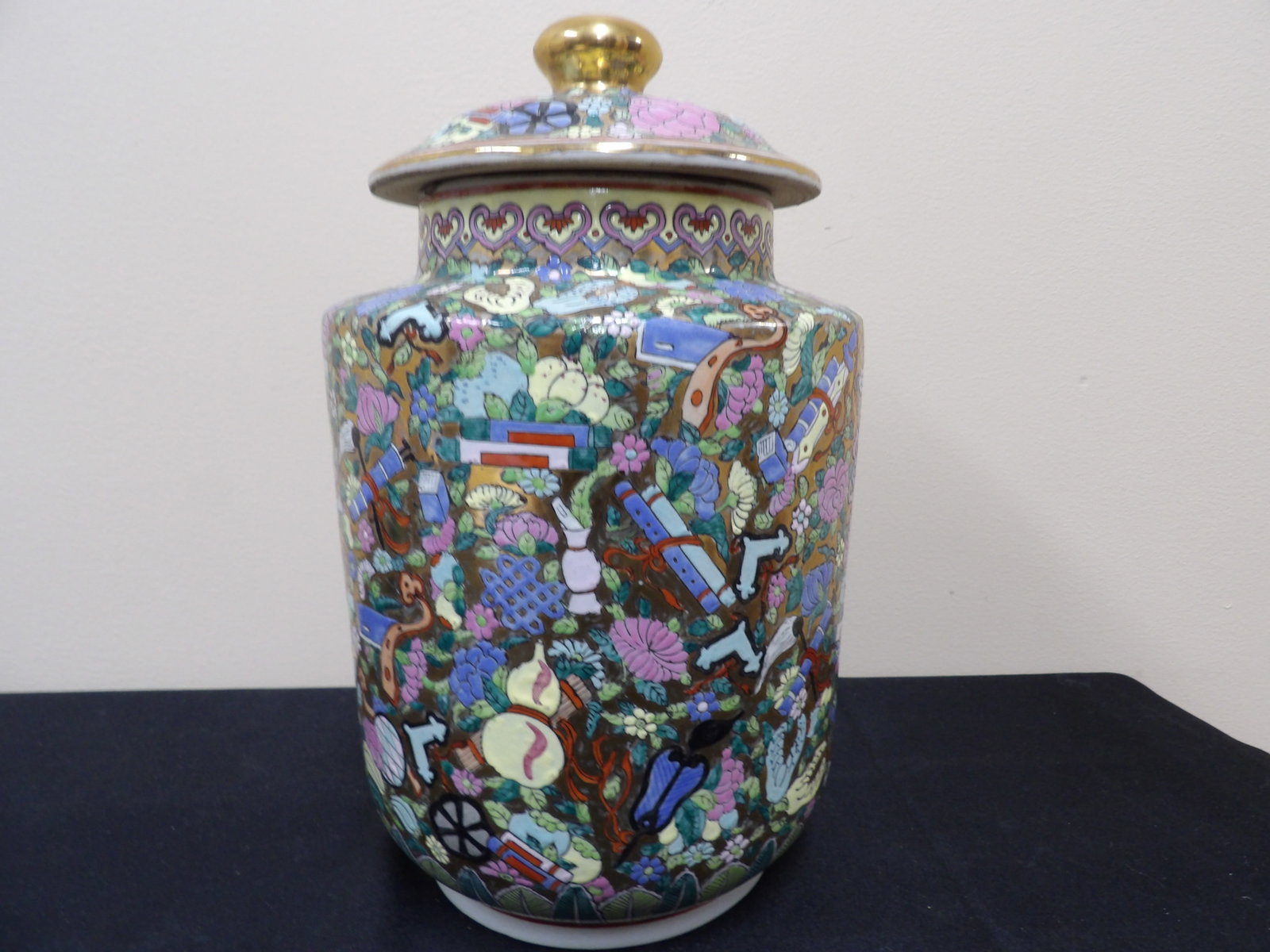ornate colorful Chinese porcelain temple jar with lid and Qing dynasty Tongzhi mark: Approx. 12 inches height.
