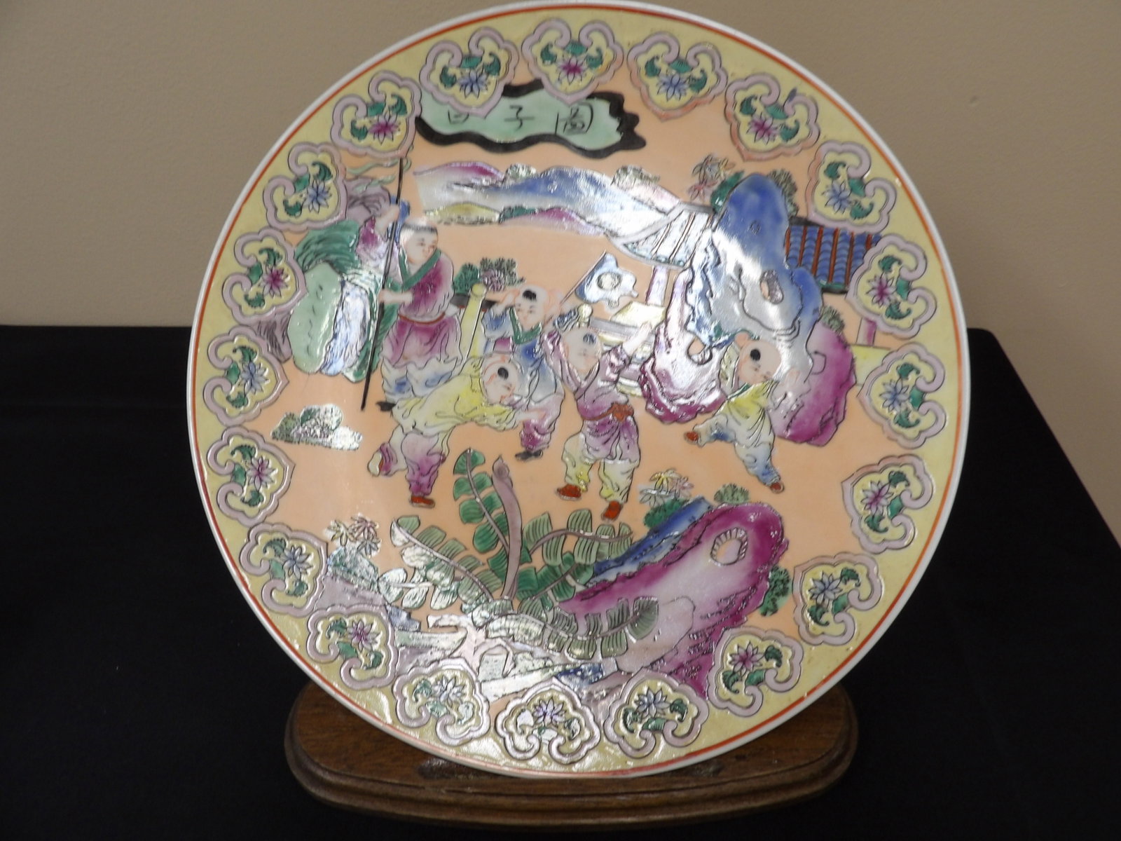 Chinese porcelain charger plate with children playing scene: 13 inches diameter. Wood base is not included. We will inhouse ship items to you very affordable and efficient. Select self-arrange shipping.