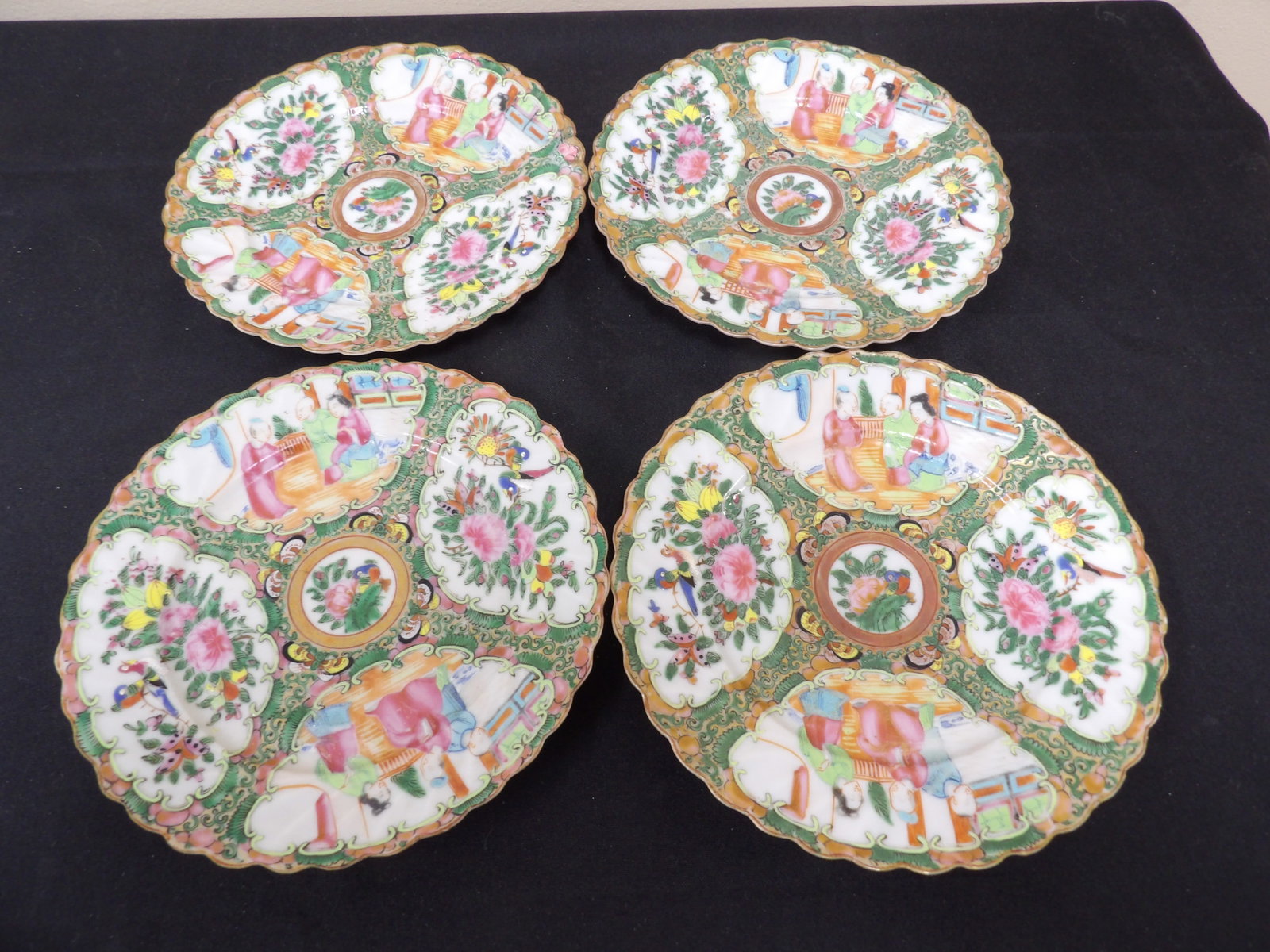unique lot of 4 antique Chinese famille rose plates with twisted pattern and scalloped edges: 7.2 inches diameter.