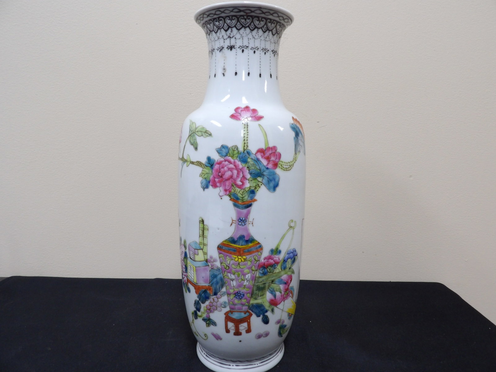 fine Chinese porcelain vase with hand painted floral motif and Qing dynasty Qianlong mark: 13.4 inches height. With Qing dynasty Qianlong and China marks. We will inhouse ship items to you very affordable and efficient. Select self-arrange shipping.