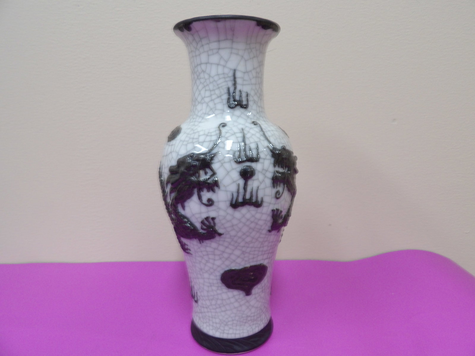 Chinese crack porcelain vase with dragon motif and Ming dynasty Chenghua seal mark: 9.4 inches height. We will inhouse ship items to you very affordable and efficient. Select self-arrange shipping.