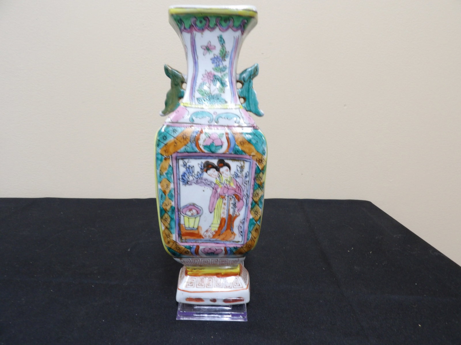 Chinese export porcelain famille rose wall vase: 9.5 inches height.