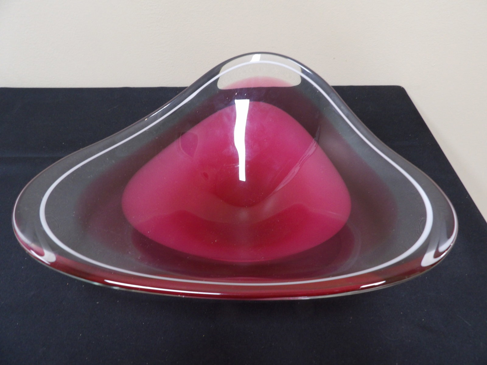 mid-century Swedish flygsfors coquille larger art glass by Paul Kedelv: Signed flygsfors. Approx size is 13 x 12 x 4.5 inches. We will inhouse ship items to you very affordable and efficient. Select self-arrange shipping.