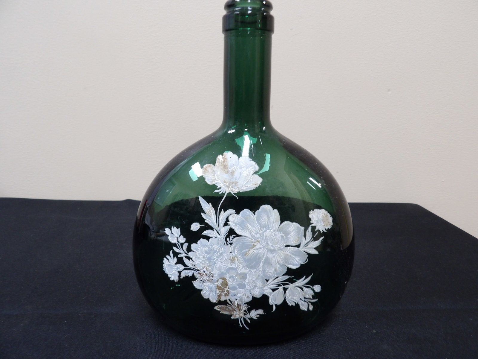 antique 19th century Bohemian dark green glass bottle with floral enamel decoration: 8.3 inches height. We will inhouse ship items to you very affordable and efficient. Select self-arrange shipping.