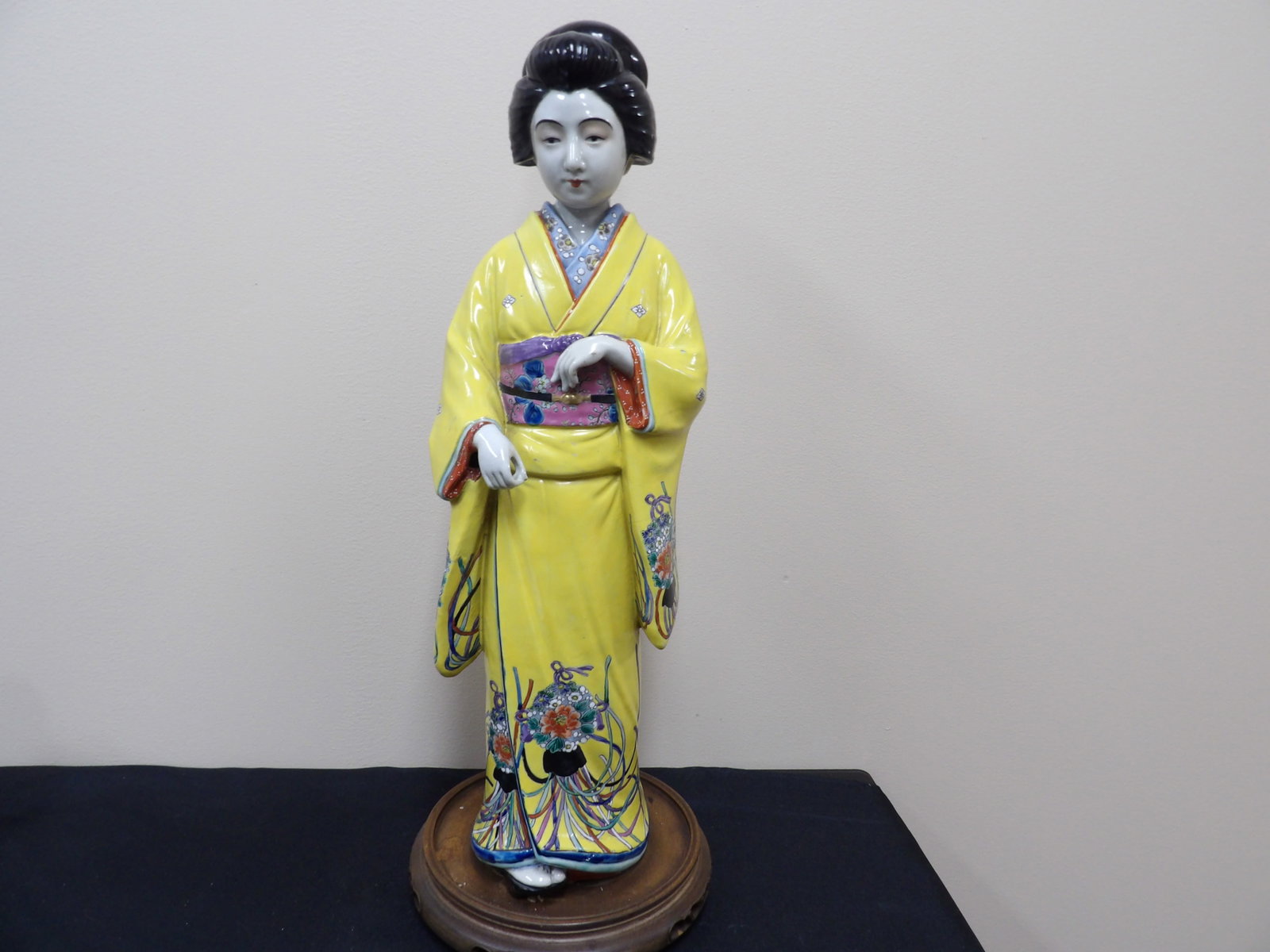 rare 21 inches height Japanese geisha fine porcelain figurine in yellow kimono: 21 inches height including wood base. We will inhouse ship items to you very affordable and efficient. Select self-arrange shipping.