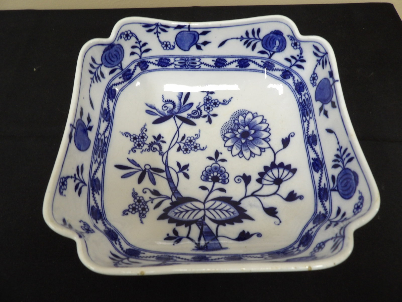 Meissen Blue Onion large square bowl England marked: 9.2 inches length. We will inhouse ship items to you very affordable and efficient. Select self-arrange shipping.