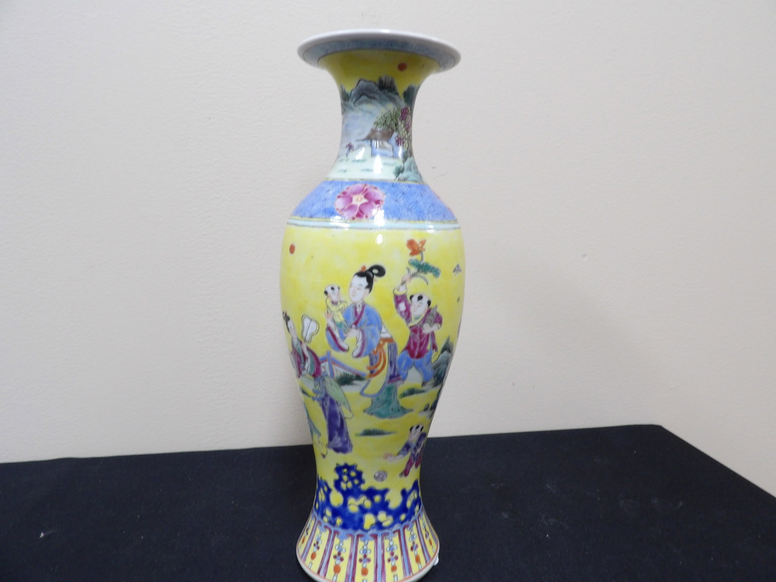 Chinese hand painted porcelain vase with Qing dynasty Yongzheng mark: 11.6 inches height. We will inhouse ship items to you very affordable and efficient. Select self-arrange shipping.
