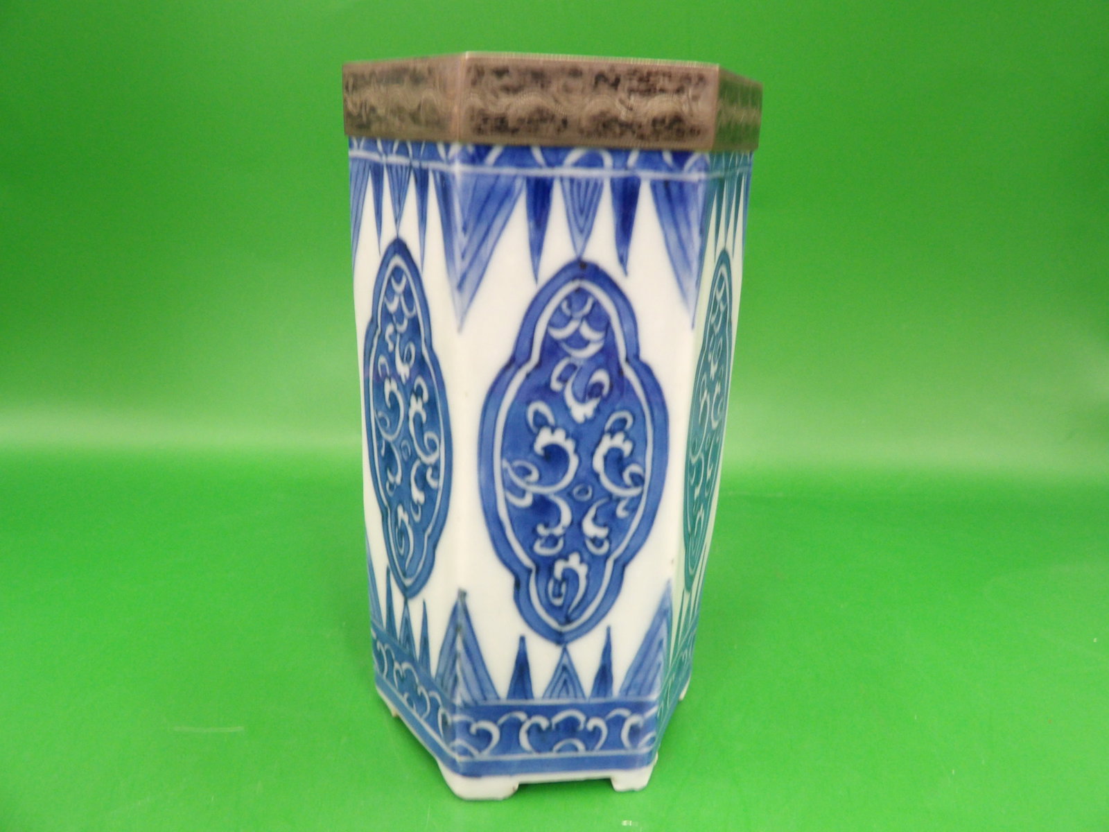 antique Chinese export porcelain blue and white brush holder Qing dynasty: 5.5 inches height. Repousse metal on the rim. We will inhouse ship items to you very affordable and efficient. Select self-arrange shipping.