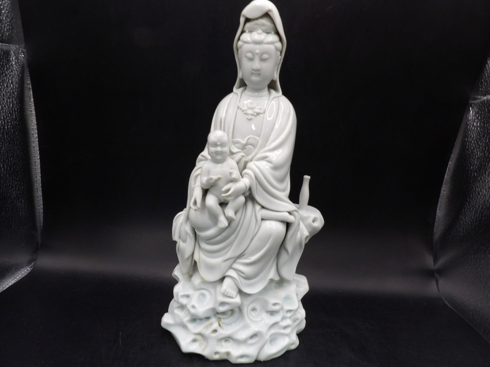 very rare Chinese antique Dehua porcelain Kwan Yin statue with famous "Fisherman" seal mark: Signed on the back of statue. 11.8 inches height. Fine quality. Dehua Blanc De China. Very famous "Fisherman" seal mark. We will inhouse ship items to you very affordable and efficient. Select self-ar