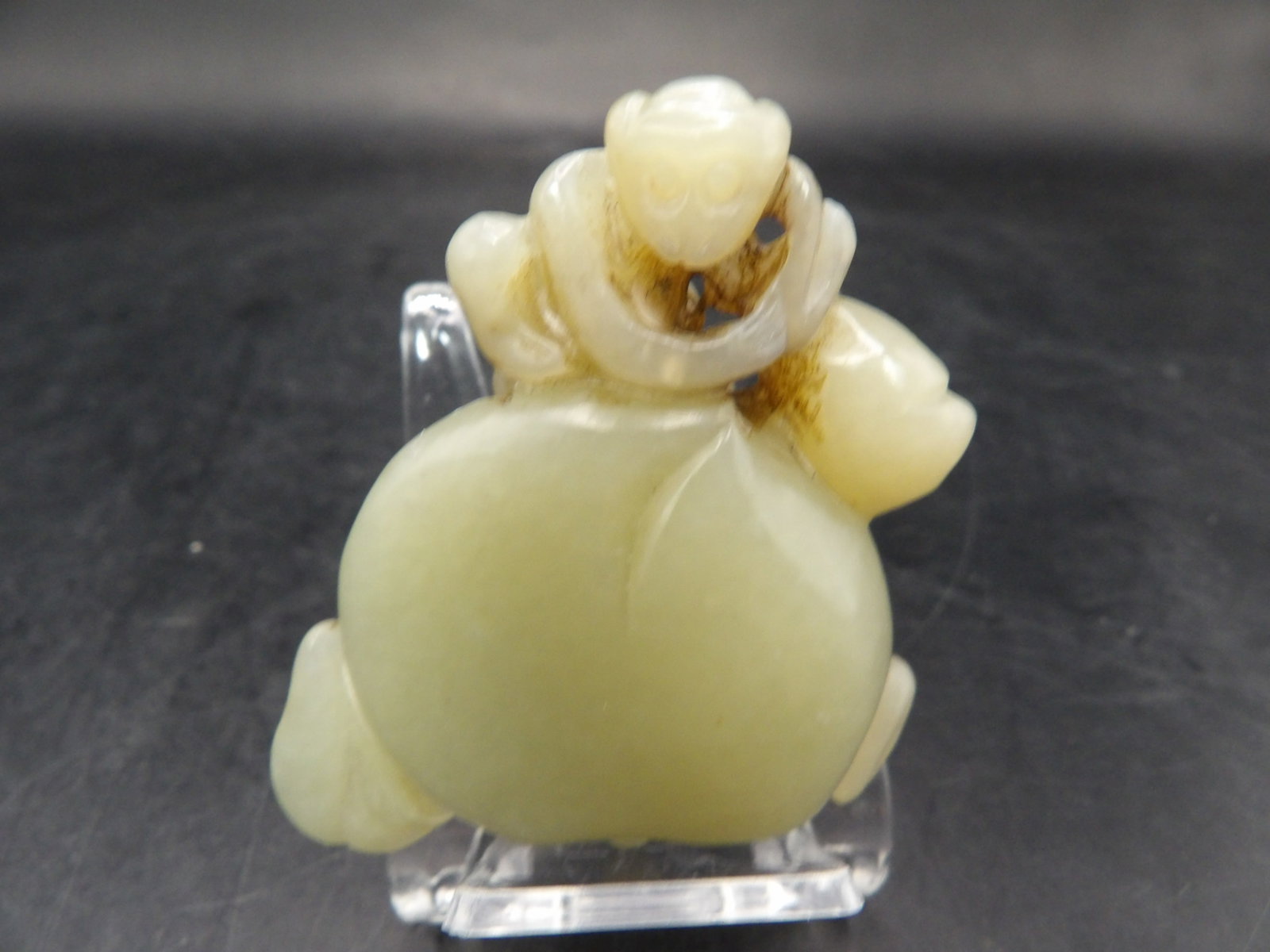 Chinese jade carved monkey on top of peach statue: 2.2 inches height. 65 grams. We will inhouse ship items to you very affordable and efficient. Select self-arrange shipping.