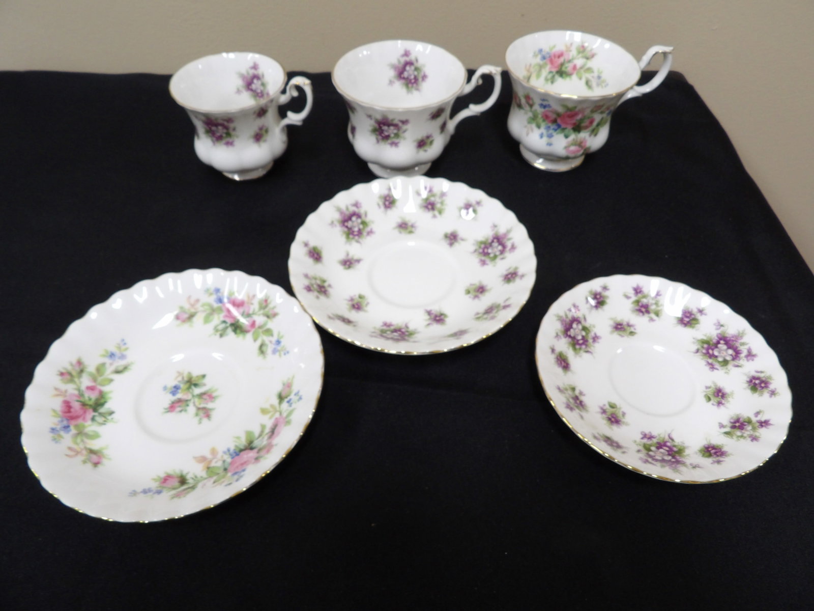 estate lot of 6 Royal Albert bone China sweet violets and moss rose cups and saucers: Biggest saucer is 5.5 inches diameter. We will inhouse ship items to you very affordable and efficient. Select self-arrange shipping.