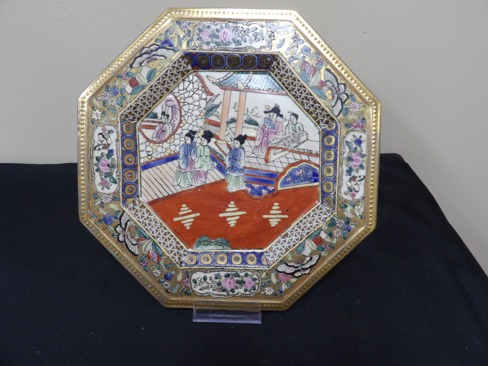 Chinese famille rose porcelain plate with gold rim: 10.1 inches length. We will inhouse ship items to you very affordable and efficient. Select self-arrange shipping.