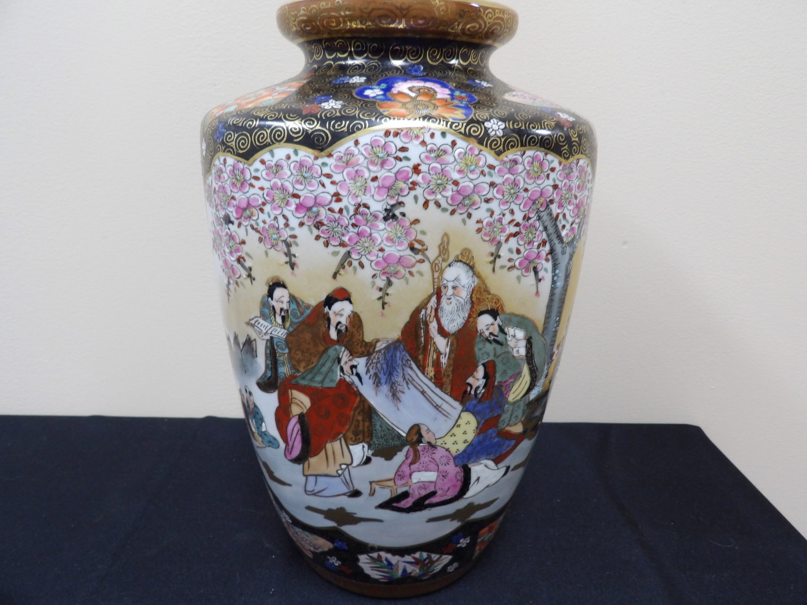 Chinese hand painted colorful export porcelain planter with Qing dynasty Qianlong mark: 12.5 inches height. We will inhouse ship items to you very affordable and efficient. Select self-arrange shipping.