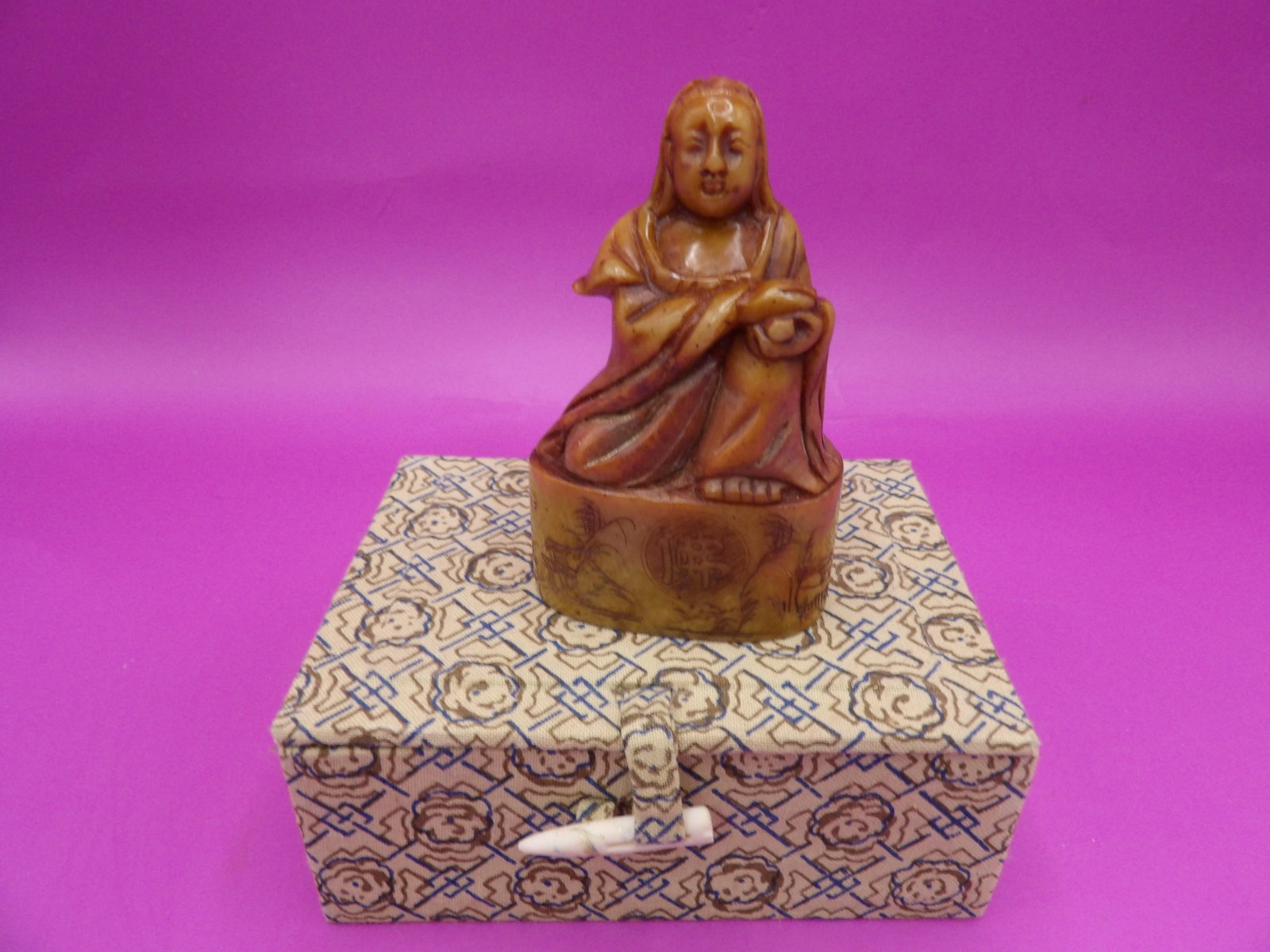 Chinese shoushan stone carved Kwan Yin motif Eckert name stamp seal with box: 3 inches height. 148 grams. We will inhouse ship items to you very affordable and efficient. Select self-arrange shipping.