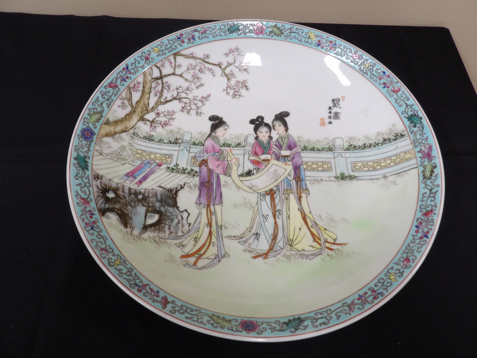 Chinese hand painted porcelain large charger plate: 14 inches diameter. We will inhouse ship items to you very affordable and efficient. Select self-arrange shipping.