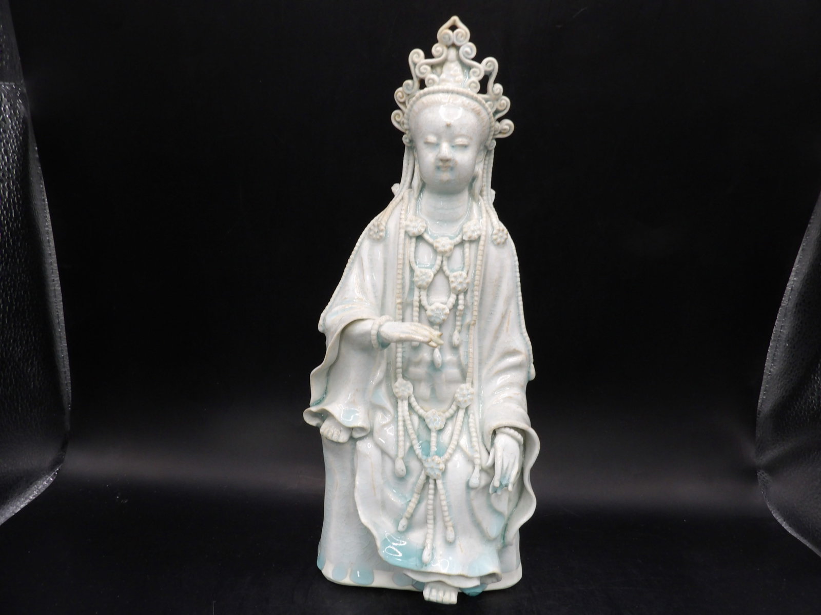 Chinese porcelain Kwan Yin statue: 11.5 inches height. We will inhouse ship items to you very affordable and efficient. Select self-arrange shipping.