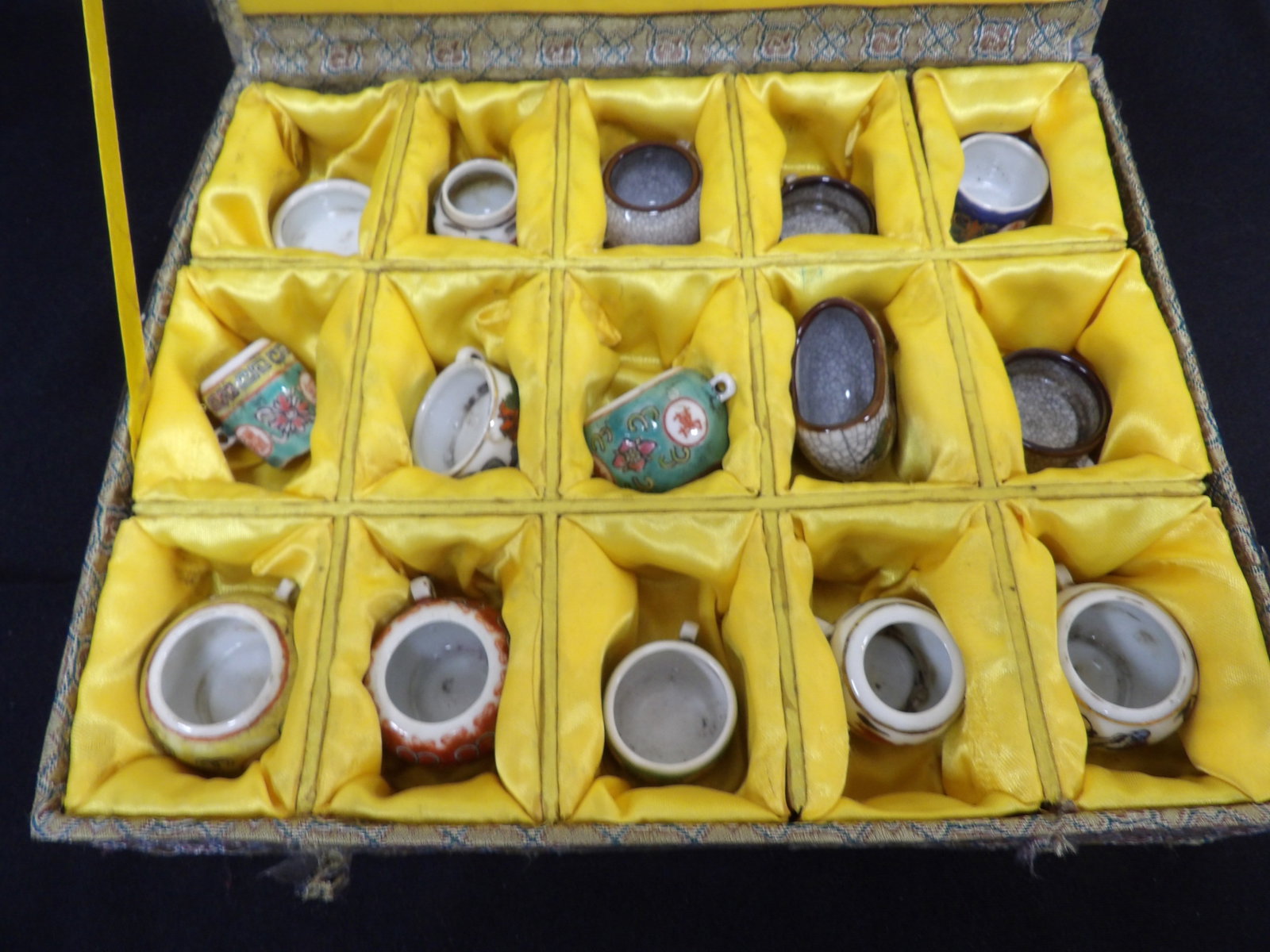 Lot of 15 Chinese porcelain bird feeder in a padded box: Some porcelain bird feeders have Qing dynasty Qianlong mark. Box is 10.5 inches length. We will inhouse ship items to you very affordable and efficient. Select self-arrange shipping.