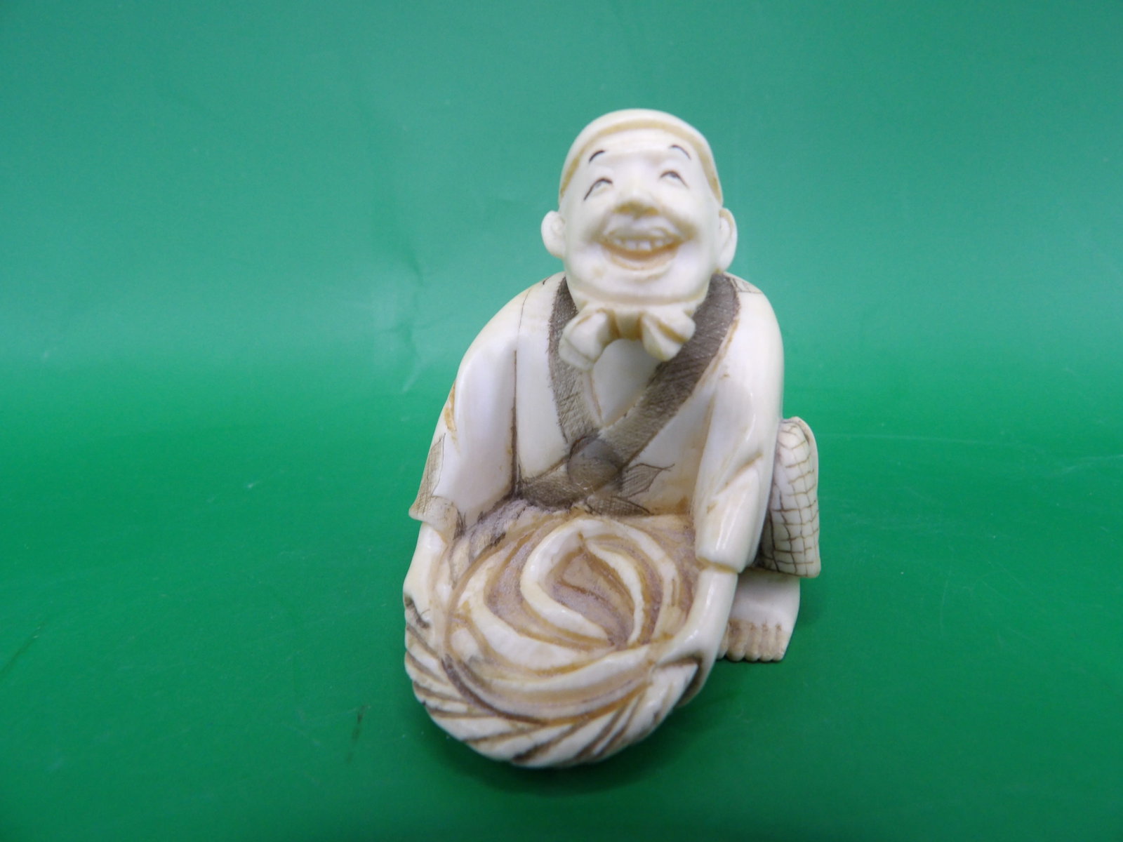 antique Japanese fine bone carving signed: 1.6 inches height.