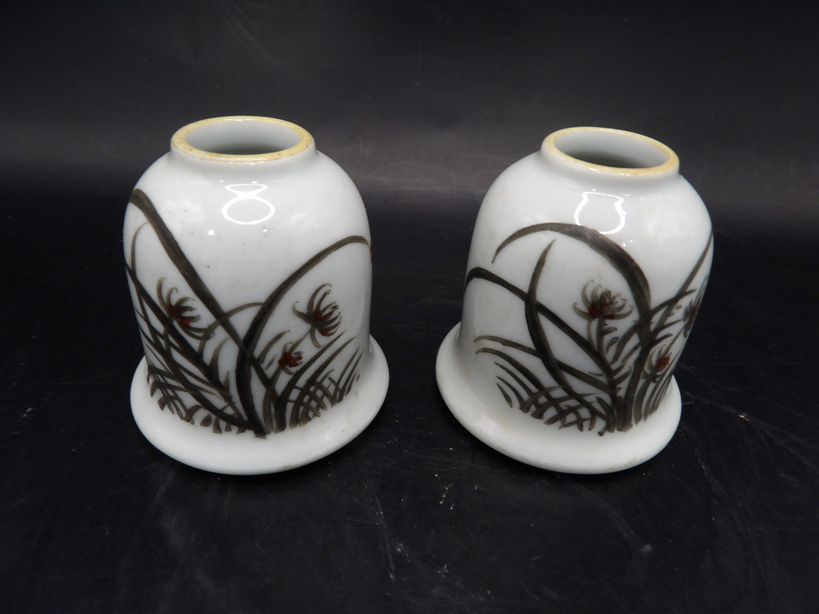 Lot of 2 hand painted Chinese porcelain water coupe with Qing dynasty Tongzhi mark: 2.3 inches height. We will inhouse ship items to you very affordable and efficient. Select self-arrange shipping.