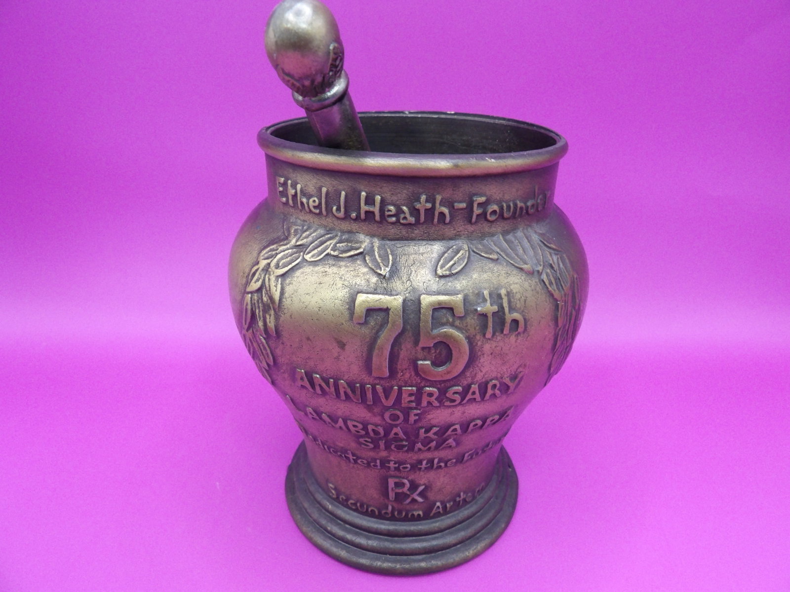 Vintage Lambda Kappa Sigma bronze mortar and pestle 75th anniversary: Mortar is 4.8 inches height. Total weight 3.83 lbs. We will inhouse ship items to you very affordable and efficient. Select self-arrange shipping.