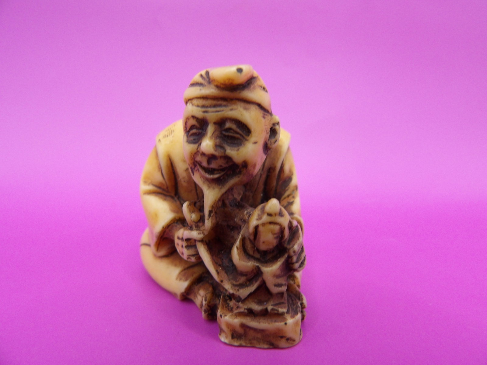 antique Japanese netsuke resin figurine: 1.5 inches height. We will inhouse ship items to you very affordable and efficient. Select self-arrange shipping.