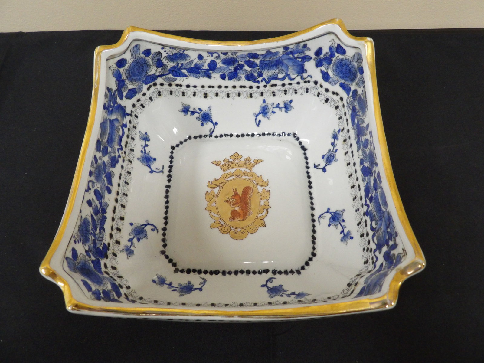 Chinese export Armorial porcelain gold gilt square bowl signed on the bottom: 9 inches length. No reserve. We will inhouse ship items to you very affordable and efficient. Select self-arrange shipping.