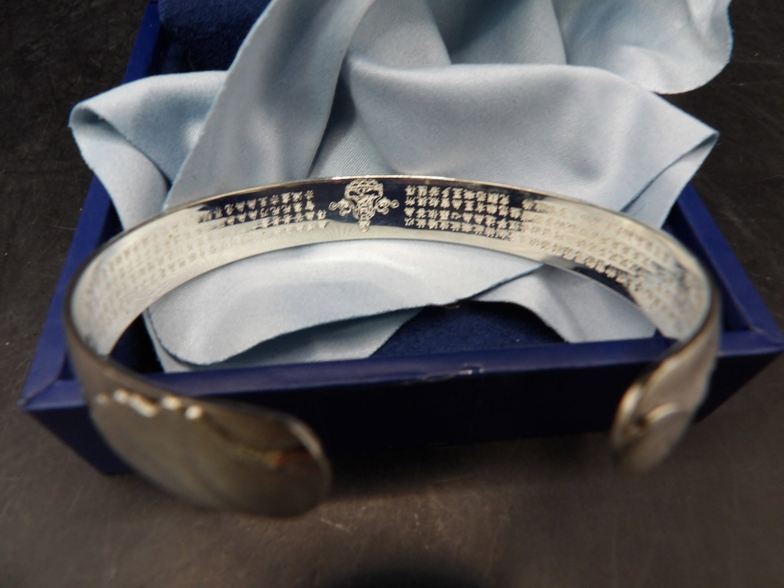 rare pure 999 sterling silver cuff bracelet engraved with Buddhist Heart Sutra marked 30 grams: Engraved with lots of words from Buddhist Heart Sutra in Chinese. Marked 999 and 30 grams. Fit 7 to 7.5 inches wrist. We will inhouse ship items to you very affordable and efficient. Select self-arran