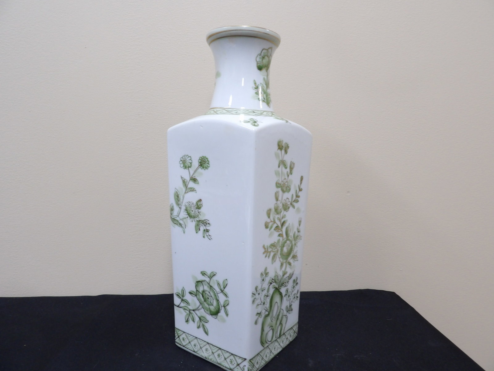 Norleans Japanese porcelain vase with floral motif: 14 inches height.