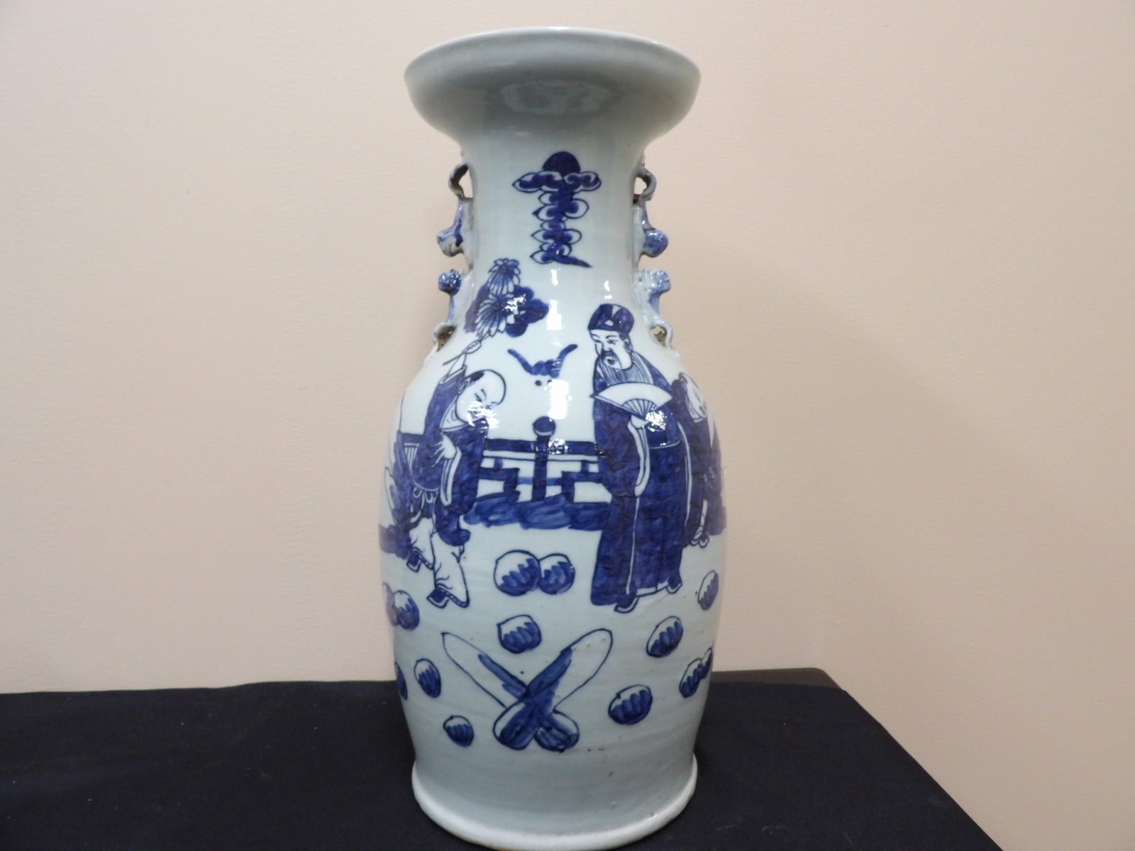 Qing dynasty Chinese blue and white porcelain vase with figural decorations: 16.5 inches height. We will inhouse ship items to you very affordable and efficient. Select self-arrange shipping.