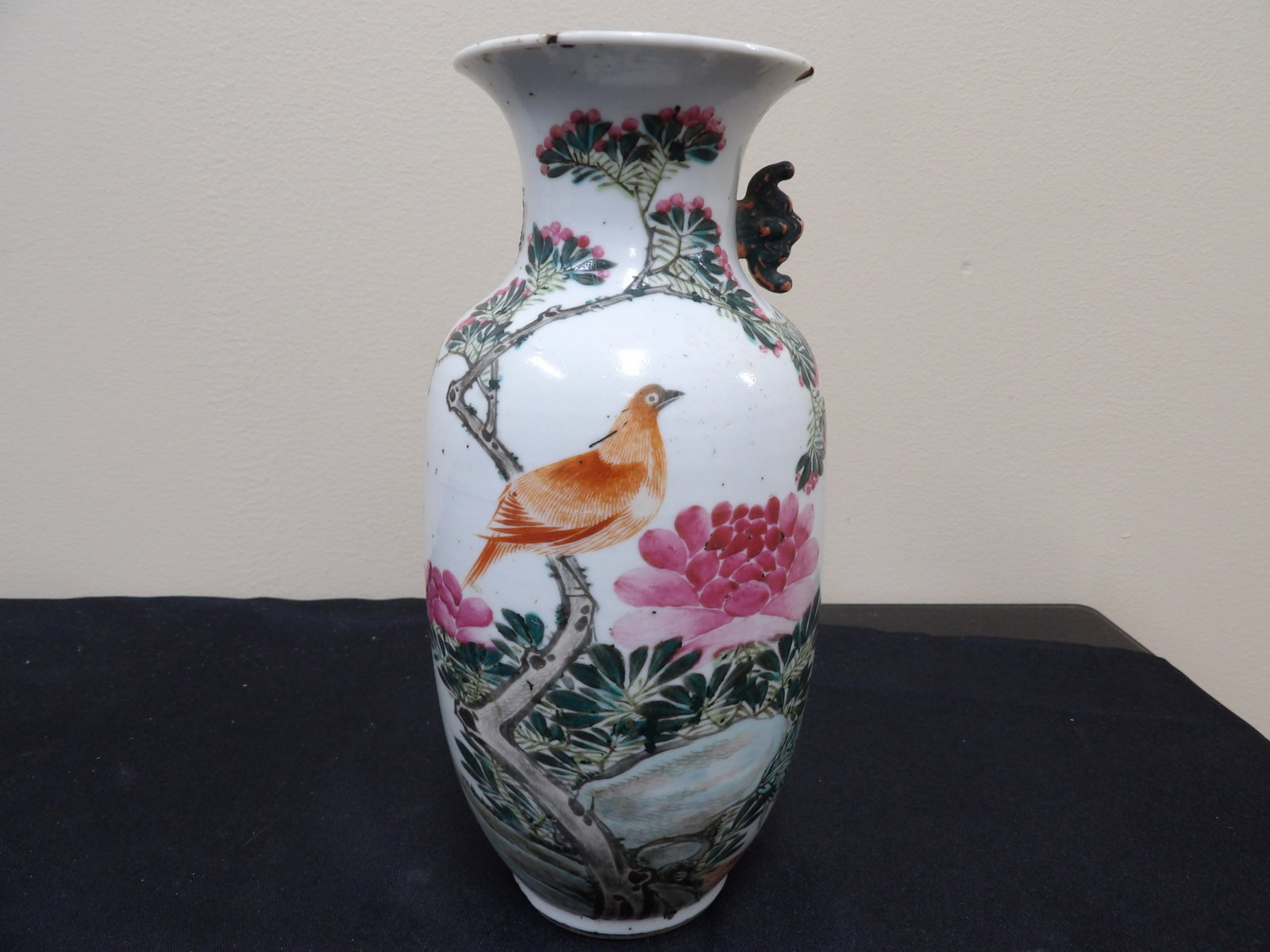 antique Chinese porcelain fine hand painted vase with Qing dynasty Qianlong mark: 8.6 inches height.